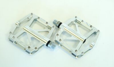 Briviga PEDAL PDL-3304 PLATFORM ALÜMİNYUM CNC CR-MO MİL RULMANLI GÜMÜŞ 110x111x23mm 320g/pr